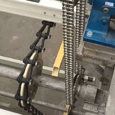 Apparecchio per lo spurgo delle caldaie a catena non metallico in chiarificatore del fango