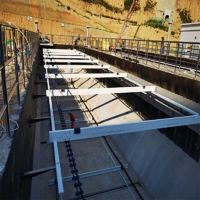 Apparecchio per lo spurgo delle caldaie a catena non metallico in chiarificatore del fango