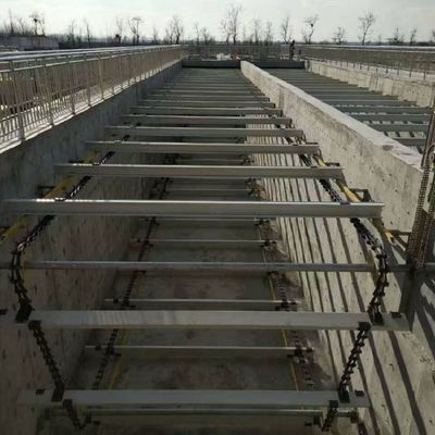 Apparecchio per lo spurgo delle caldaie a catena non metallico in chiarificatore del fango