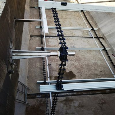 Apparecchio per lo spurgo delle caldaie a catena non metallico in chiarificatore del fango