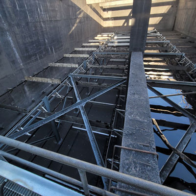 Gli ss incatenano l'apparecchio per lo spurgo delle caldaie della landa della ruspa spianatrice del fango della trazione per il chiarificatore