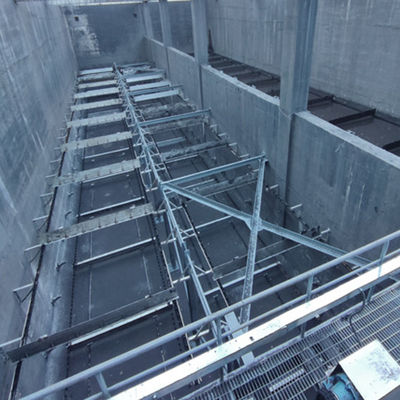 Gli ss incatenano l'apparecchio per lo spurgo delle caldaie della landa della ruspa spianatrice del fango della trazione per il chiarificatore