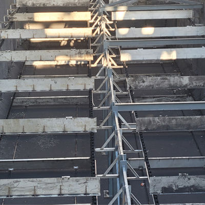 Gli ss incatenano l'apparecchio per lo spurgo delle caldaie della landa della ruspa spianatrice del fango della trazione per il chiarificatore