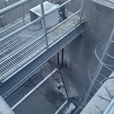 Gli ss incatenano l'apparecchio per lo spurgo delle caldaie della landa della ruspa spianatrice del fango della trazione per il chiarificatore