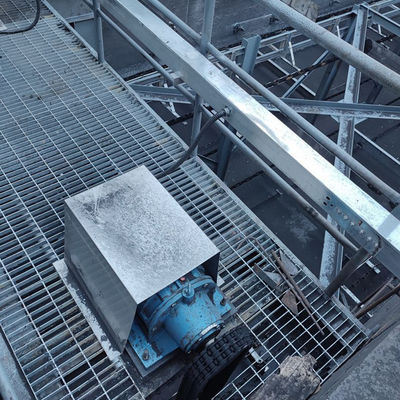 Gli ss incatenano l'apparecchio per lo spurgo delle caldaie della landa della ruspa spianatrice del fango della trazione per il chiarificatore