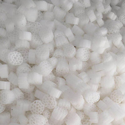 Materiale biologico del filtrante di trattamento delle acque del trasportatore del riempitore k1k2k3 di MBBR del serbatoio di ærazione della cultura a letto fluidizzato della membrana