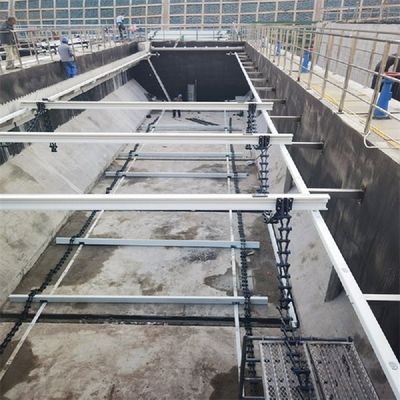 Apparecchio per lo spurgo delle caldaie a catena non metallico in chiarificatore del fango